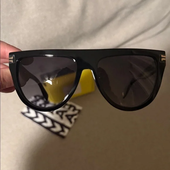 Marc Jacobs Black Sunglasses with Yellow Case and cloth NEW display picture 2